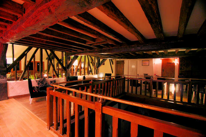 BARLOUNGE05.JPG