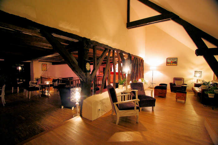 BARLOUNGE09.JPG
